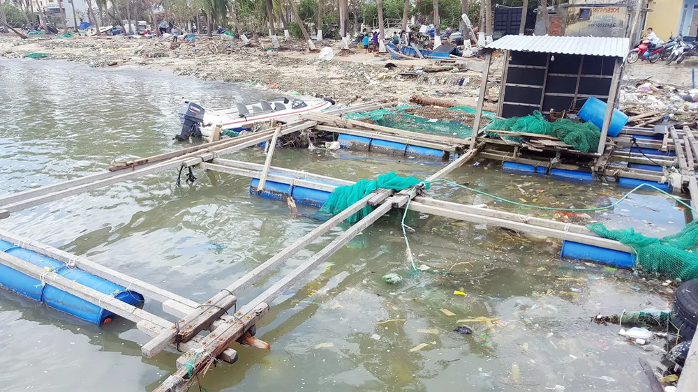 Thủ tướng Nguyễn Xuân Phúc thăm hỏi người dân vùng tâm bão Khánh Hòa