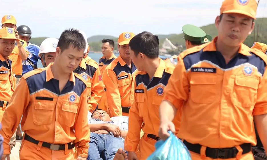 Cứu 10 ngư dân bị ngộ độc sau khi ăn cá chình