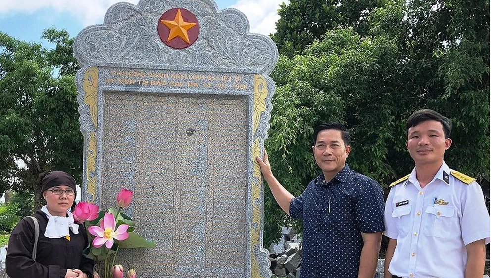 Tiếp nhận Bia tưởng niệm ghi danh chiến sĩ Gạc Ma và anh hùng Phan Vinh