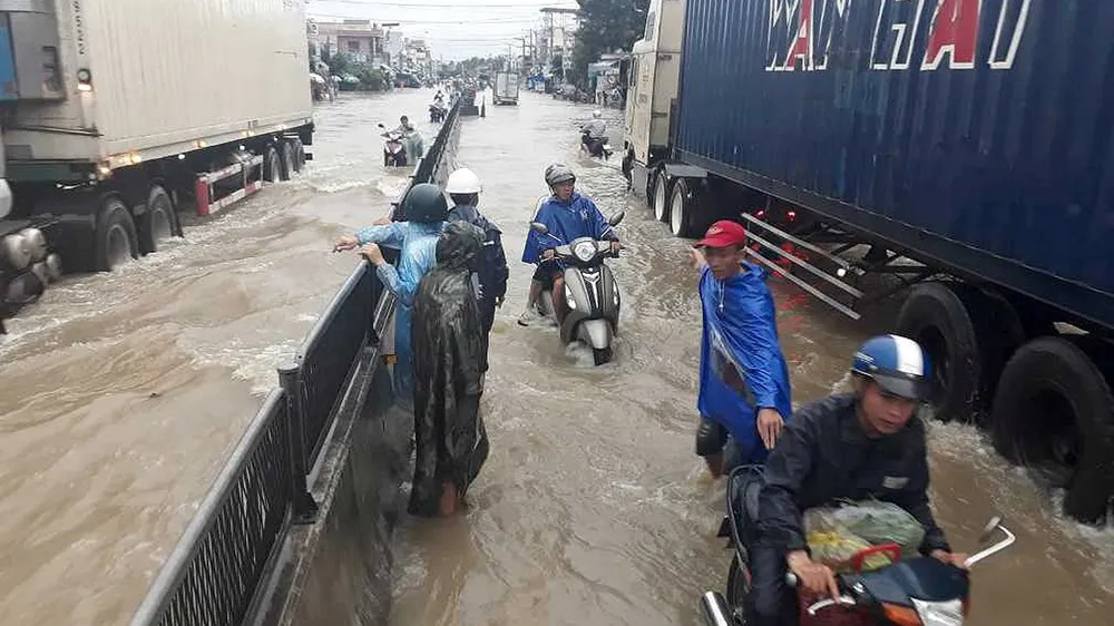 Nhiều nơi ở Khánh Hòa bị ngập sâu, đường huyết mạch tê liệt