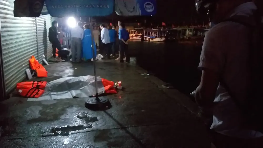 Lật tàu du lịch trên vịnh Nha Trang, ít nhất 2 người tử vong