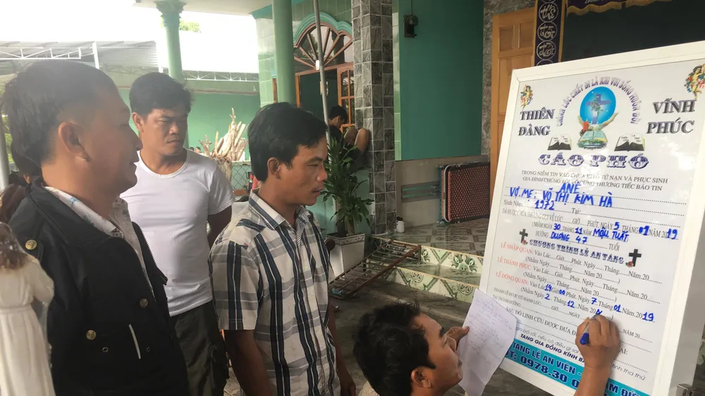 Nghi ngáo đá, con trai sát hại mẹ và em 