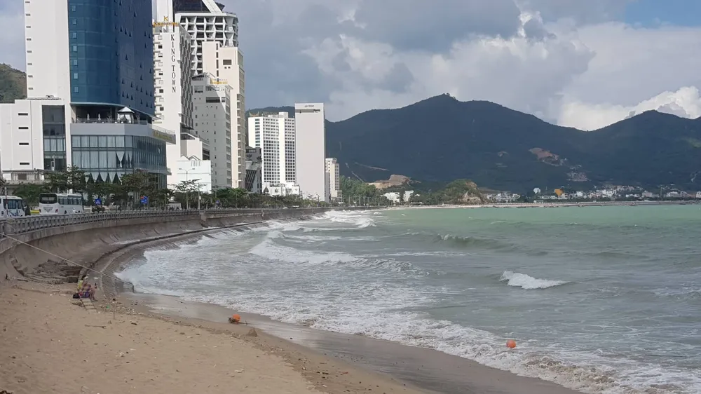 Hai du khách Nga đuối nước lúc tắm biển Nha Trang