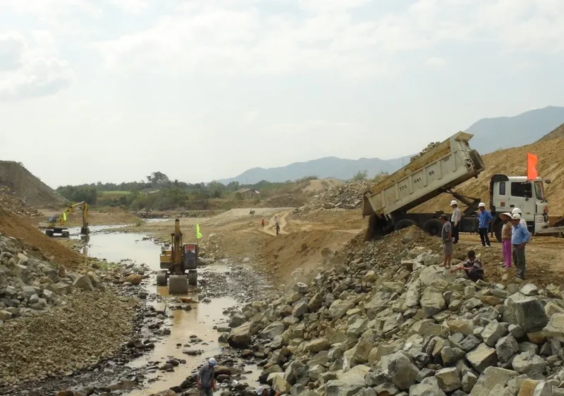 Truy tố 11 bị can chống hạn “trên giấy”