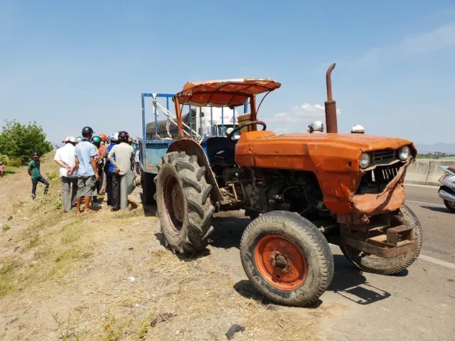 Va chạm với máy cày, 2 mẹ con tử vong