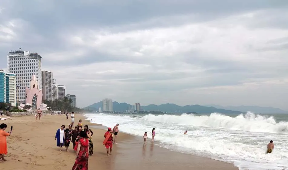 Nha Trang khách tăng đột biến vì “tranh thủ” đi tour trước bão