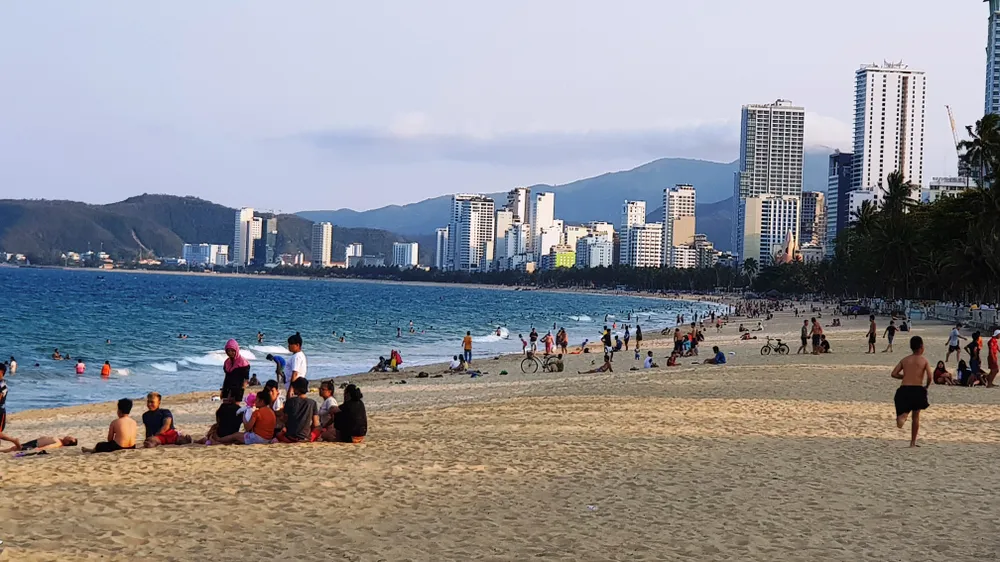 Người dân Nha Trang và du khách vẫn “vô tư” tụ tập tắm biển 