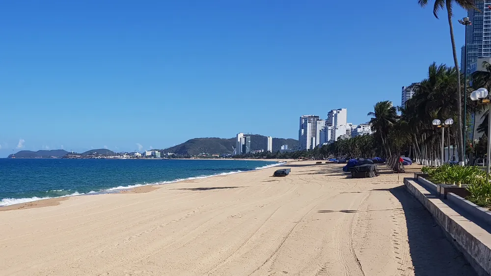 Biển Nha Trang không bóng người trong ngày đầu thực hiện Chỉ thị 16 về phòng, chống dịch Covid-19