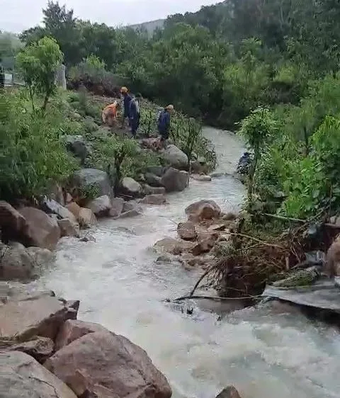 Cha và 2 con nhỏ chết thảm do nước lũ cuốn ở Khánh Hòa