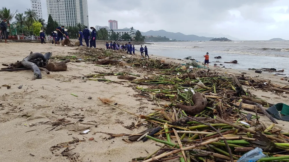 Biển Nha Trang “ngập” rác sau mưa lũ