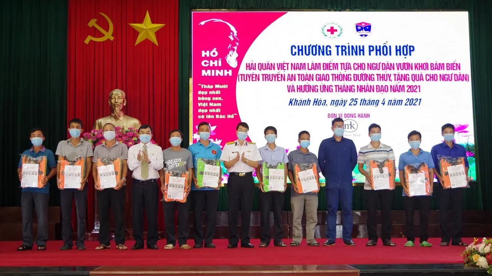 Hải quân Việt Nam làm điểm tựa cho ngư dân vươn khơi, bám biển