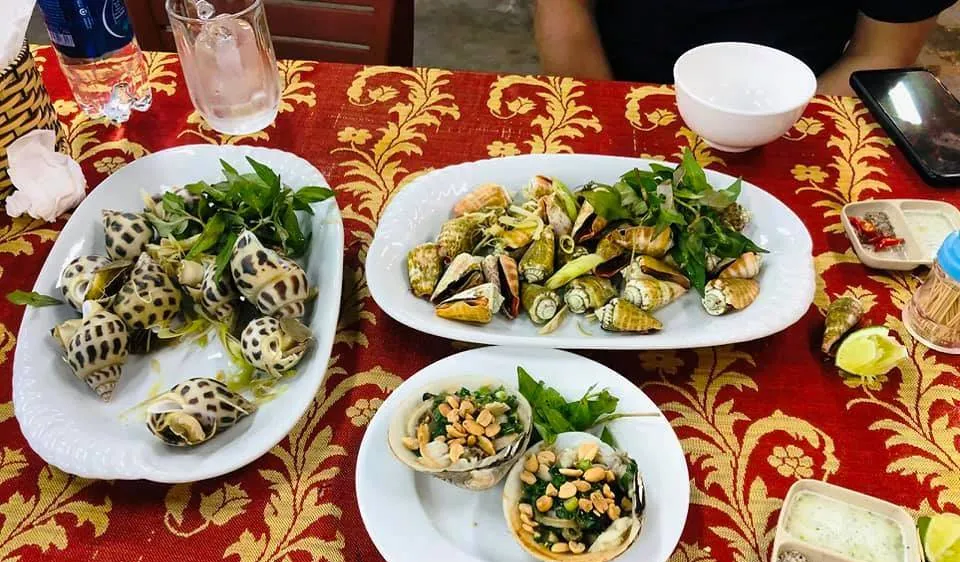 Khách "tố" nhà hàng tính giá ốc hương 1,8 triệu đồng/kg