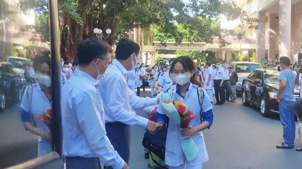 Lãnh đạo tỉnh Khánh Hòa động viên đoàn bác sĩ, tình nguyện viên lên đường hỗ trợ tỉnh Phú Yên phòng chống dịch Covid-19