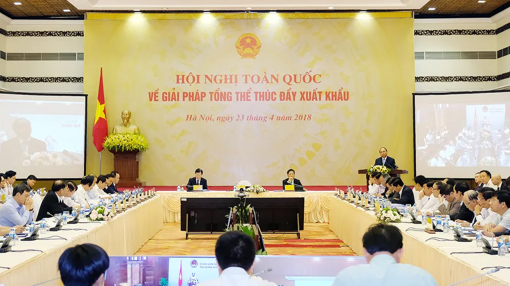 Thủ tướng cùng các doanh nghiệp bàn cách đẩy mạnh xuất khẩu