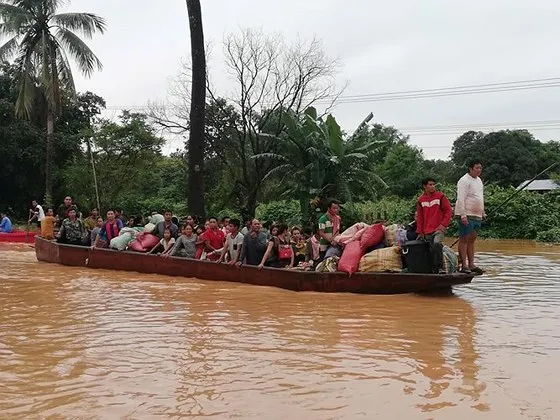 Rất nhiều người dân Lào đang chờ đợi được cứu hộ. Ảnh: Attapeu Today