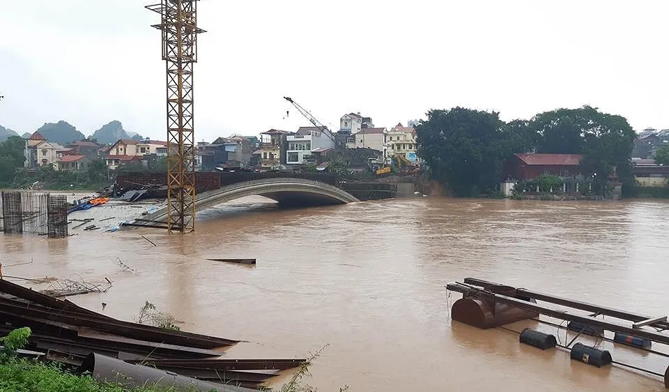 Cầu Kỳ Lừa chìm trong nước lũ sông Kỳ Cùng