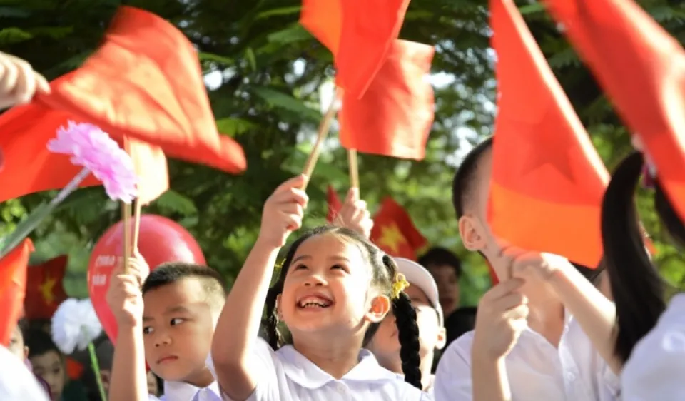 Miền Bắc nắng nóng, miền Nam mưa rào trong ngày khai giảng