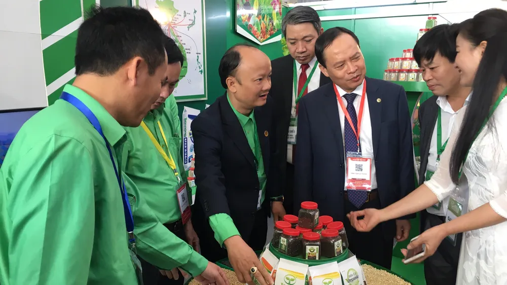 Thủ tướng Nguyễn Xuân Phúc chủ trì hội nghị tổng kết 10 năm “tam nông”