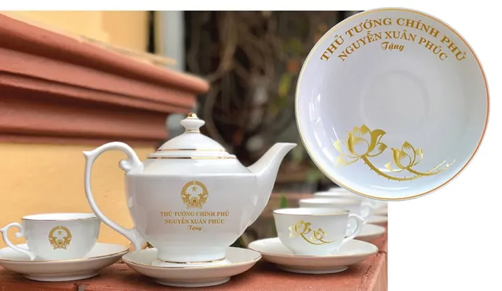 Phạt chủ shop in tên Thủ tướng lên ấm chén