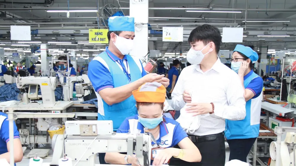 Vinatex sắp tung ra khẩu trang “song kiếm hợp bích”