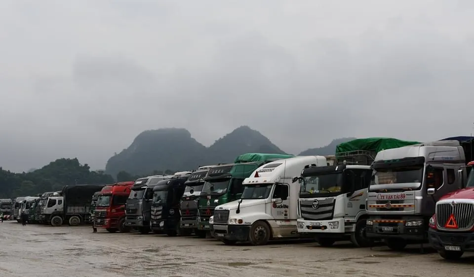 Đoàn công tác 3 bộ lên cửa khẩu “tháo gỡ” ùn tắc cho 2.600 xe hàng hóa