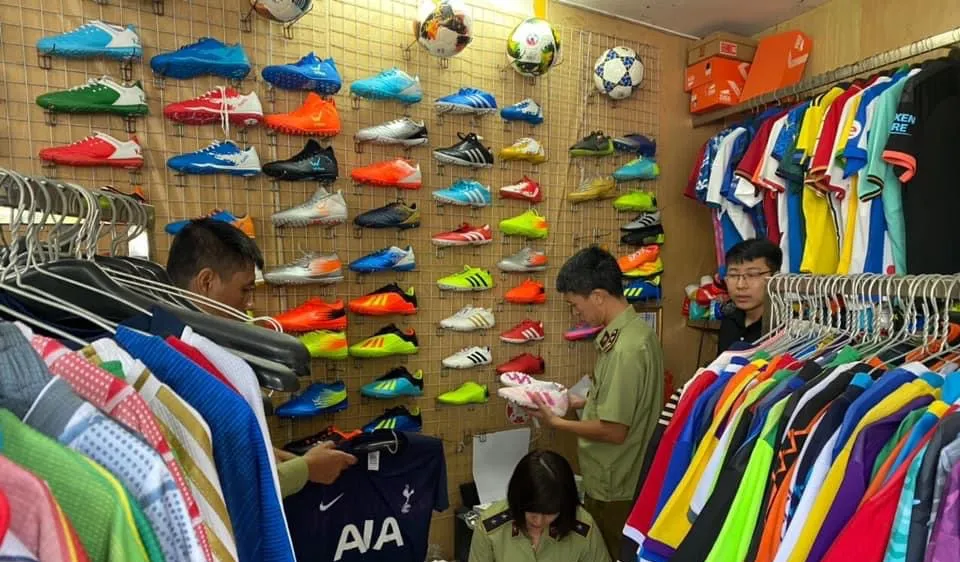 Thu giữ 1.547 quần áo, giày dép nghi giả nhãn hiệu Adidas, Manchester United