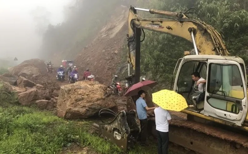 Mưa lũ kèm động đất