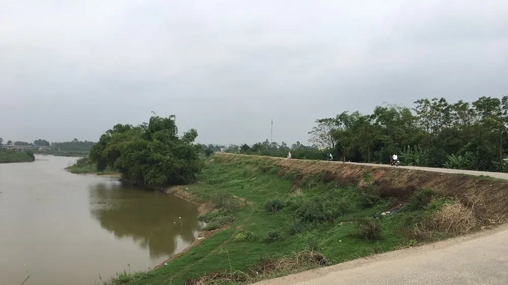 Đê điều tại miền Bắc vừa ngăn lũ vừa kết hợp làm đường giao thông, nhiều nơi đã được đầu tư nâng cấp, sửa chữa bằng tiền ngân sách, do đó cần có những biện pháp để ngăn chặn tình trạng xe quả tải để bảo vệ đê. Ảnh: VĂN PHÚC 