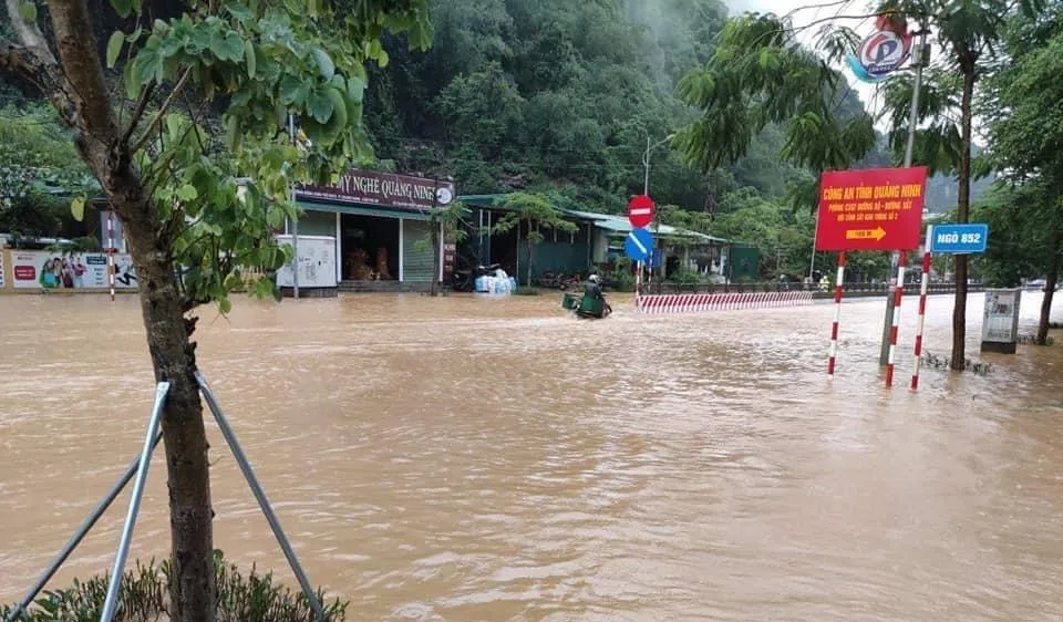 5 trận động đất ở Sơn La, mưa lớn Hạ Long chìm trong biển nước