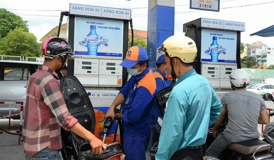 Xăng RON 95 tăng lên 15.114 đồng/lít, xăng RON 92 giữ nguyên giá