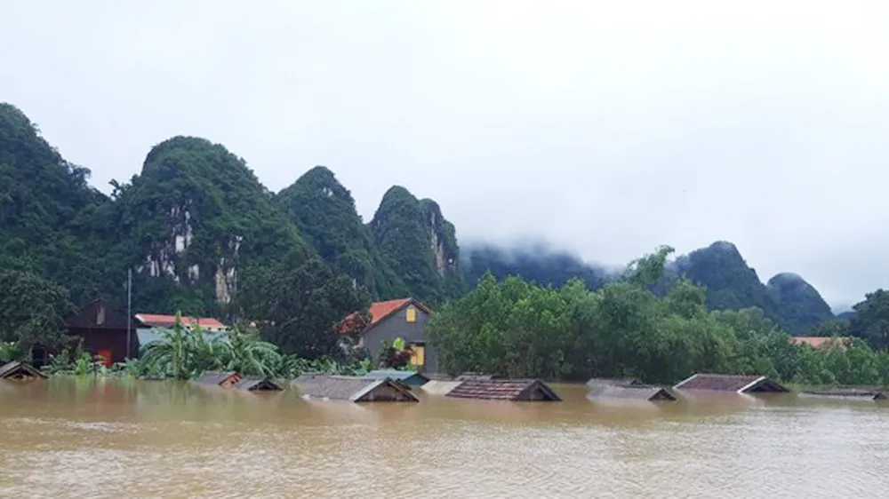 Mưa lũ lớn, dồn dập ập tới miền Trung