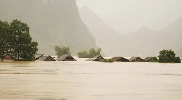 Sơ tán khẩn 26.000 người tránh lũ lụt ở miền Trung