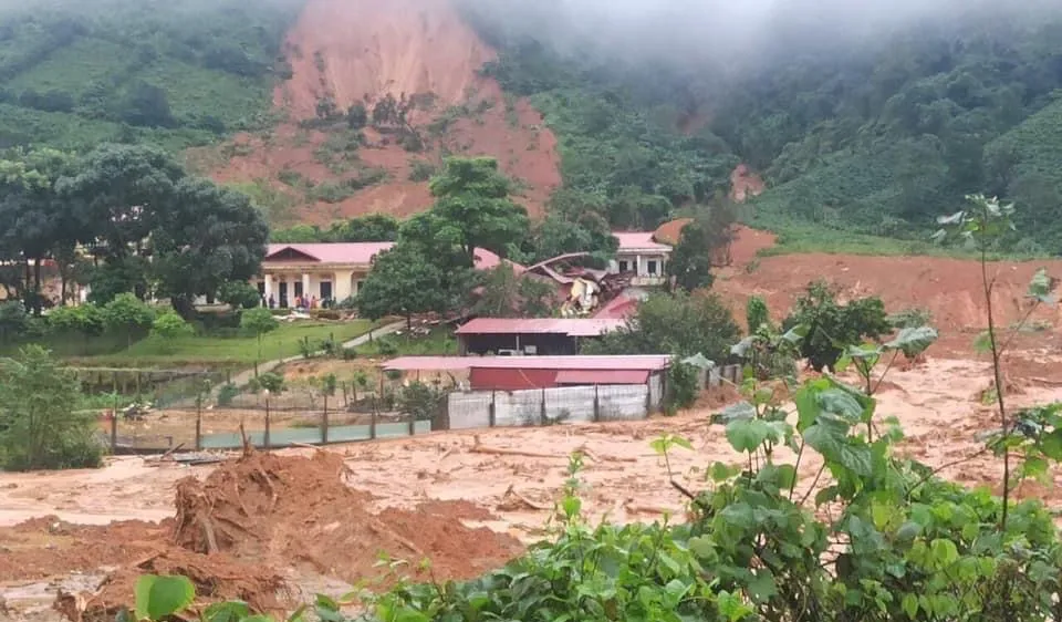 Miền Trung đang mưa như trút, hàng trăm người chết và mất tích