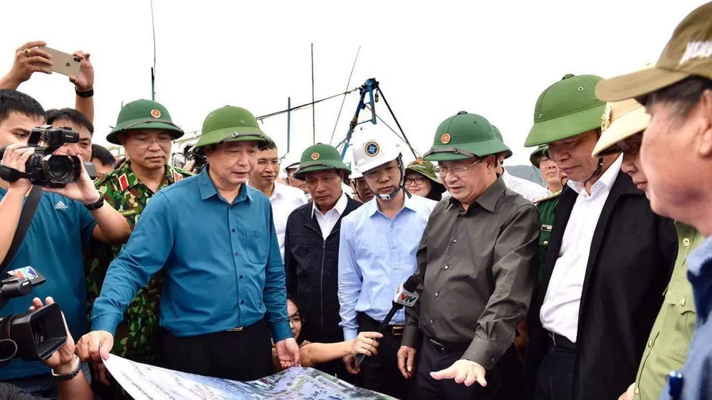 Phó Thủ tướng Trịnh Đình Dũng đang ở tâm bão để chỉ huy ứng phó