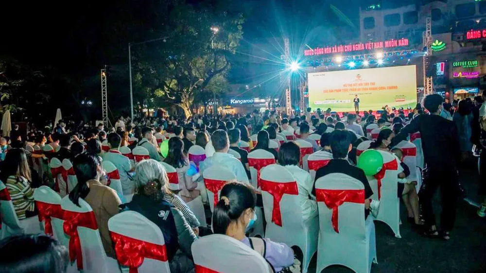 Người tiêu dùng đến quảng trường Đông Kinh Nghĩa Thục (Hà Nội) để tham dự lễ khai mạc chương trình kết nối thực phẩm an toàn ngành công thương năm 2020