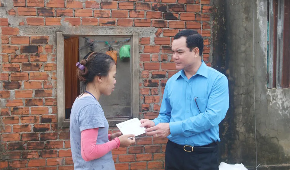 Trao 6,3 tỷ đồng cho người lao động ở miền Trung