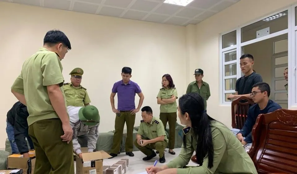 Lực lượng chức năng kiểm tra số tang vật bị thu giữ