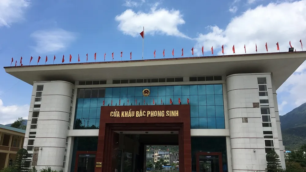 6 lãnh đạo và cán bộ hải quan ở cửa khẩu Bắc Phong Sinh bị tạm đình chỉ