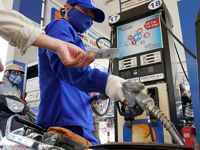 Xăng dầu tiếp tục tăng giá từ chiều 26-12