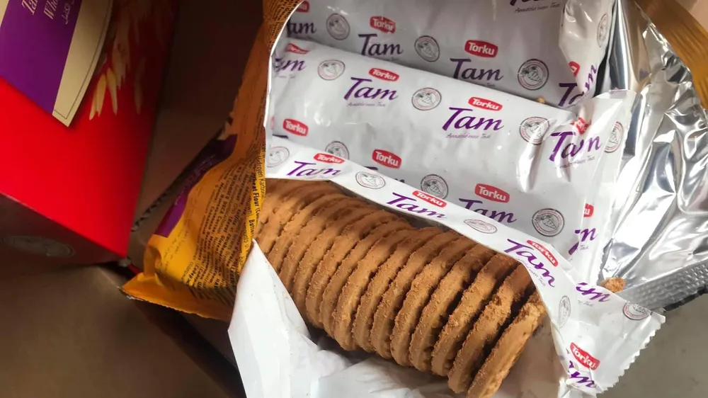 Những mẩu bánh quy đã hết date sử dụng từ tháng 2 năm ngoái nhưng vẫn được dập lại date để bán. Ảnh do Bộ Công thương cung cấp