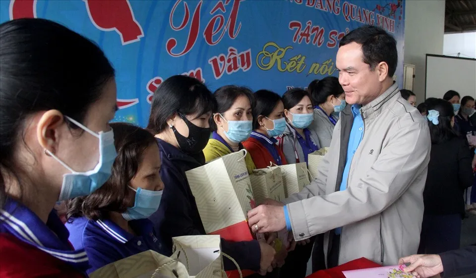 Chủ tịch Tổng LĐLĐ Việt Nam Nguyễn Đình Khang tới thăm và trao quà hỗ trợ công nhân lao động ở tỉnh Bình Định nhân Tết Tân Sửu. Ảnh do Tổng LĐLĐ VN cung cấp