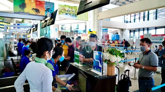 Tặng 500 vé máy bay cho người lao động về quê ăn tết