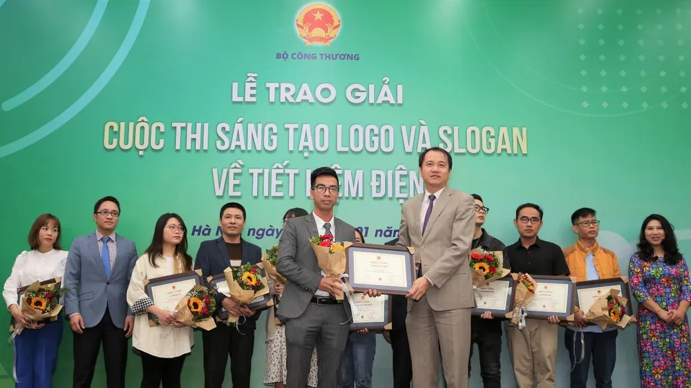 Trao giải nhất cho tác giả thiết kế logo tiết kiệm điện
