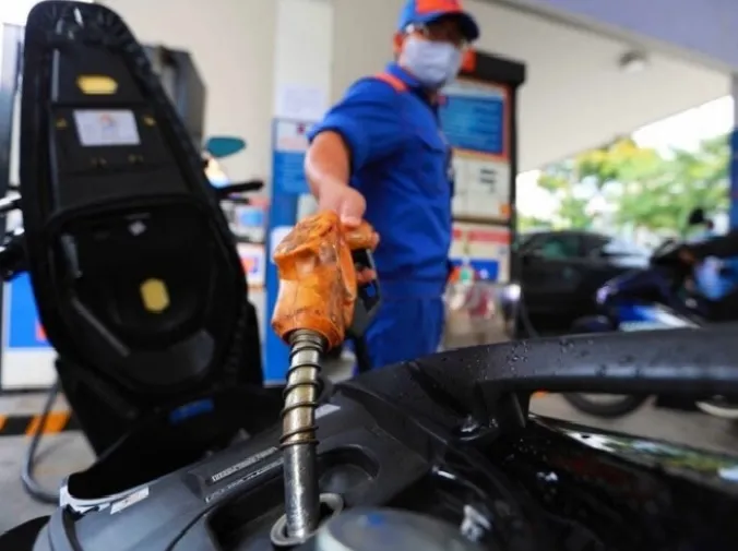 Giá xăng RON 95 vượt 19.000 đồng/lít