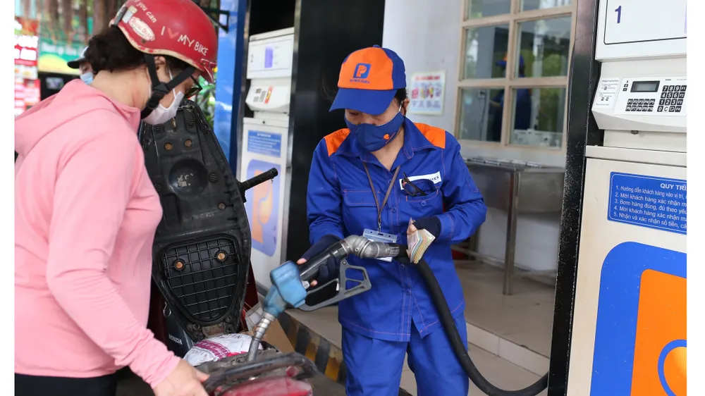 Giá xăng dầu tiếp tục tăng mạnh giữa đại dịch