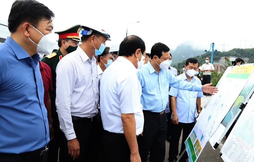 Phó Thủ tướng Lê Văn Thành kiểm tra công tác ứng phó mưa lũ tại thủy điện Hòa Bình