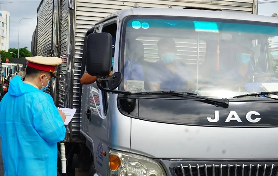 Bộ Công thương đề nghị ưu tiên vaccine cho lái xe liên tỉnh, lao động logistics