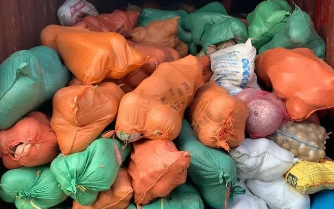  105 tấn rau củ trên chuyến tàu chạy xuyên đêm từ Hà Nội vào TPHCM tặng người dân