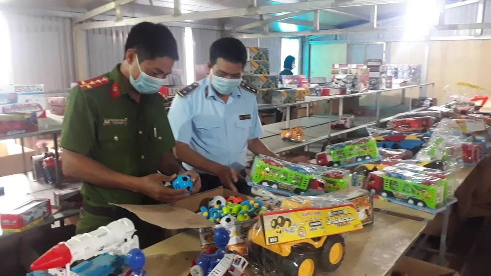 Đột kích kho đồ chơi trung thu "khủng" nghi có vi phạm ở Nam Định