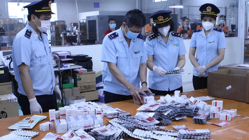Bắt lô hàng hơn 60.000 viên thuốc điều trị Covid-19